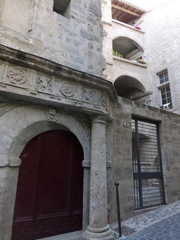 Pezenas la ville de Molière. Portail sculpté.
